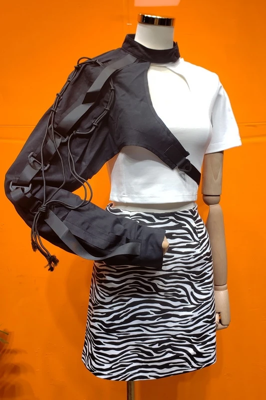 

Cool Hip Hop! Niche Heavy Industry Strap Mechanical Style Single-Side Sleeve Halter Coat Knitted Hollow