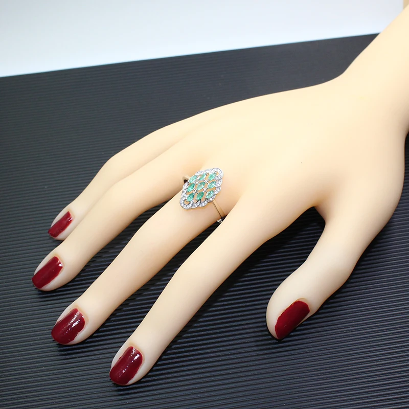 Роскошное женское кольцо из серебра с изумрудом классическое серебряное