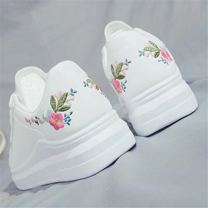 Женские кроссовки на шнуровке AGUTZM белые удобные дышащие плоской подошве