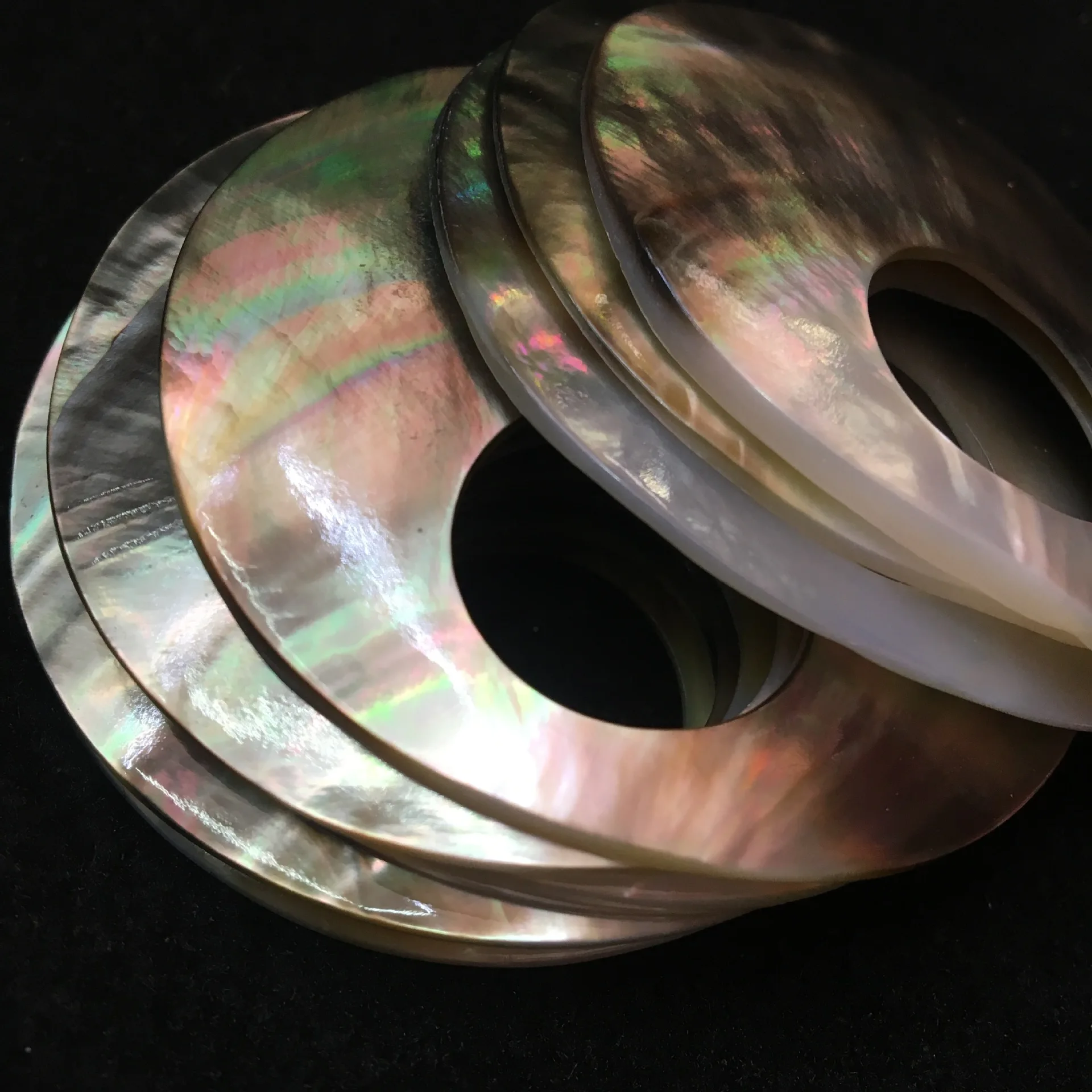 Круглые жемчужные подвески из ракушек 50 мм 1 шт.