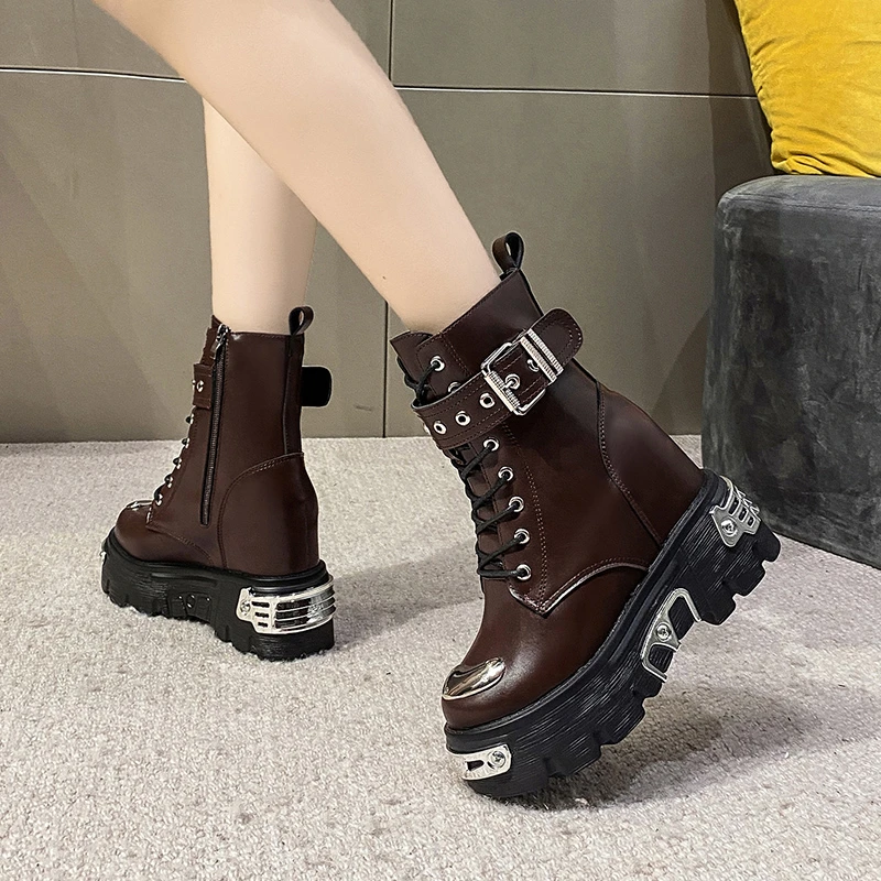 Женские сапоги панк до лодыжек с металлическим декором модные черные ботинки на