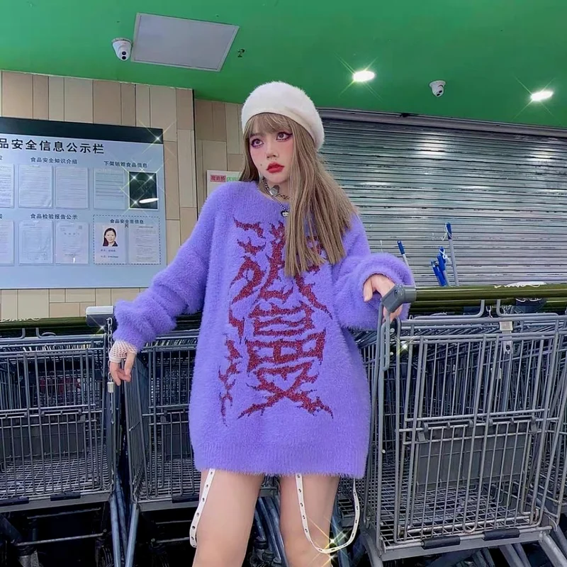 Женский пуловер в японском стиле с надписью и принтом