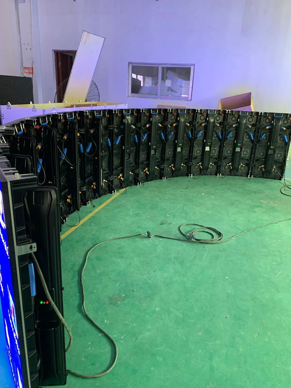 Готовые к использованию в помещении P3.91 500x1000 мм RGB led ТВ Панель изогнутая Матрица
