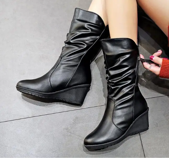Новые модные женские сапоги осенне зимние на платформе низком каблуке черные до