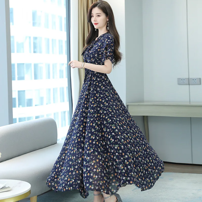 

. the new waist is tall and slim, and the long flower fairy short-sleeved dress is retro and large