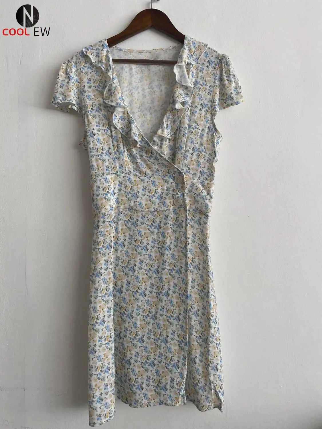 

Женское короткое платье с цветочным принтом, V-образным вырезом и коротким рукавом