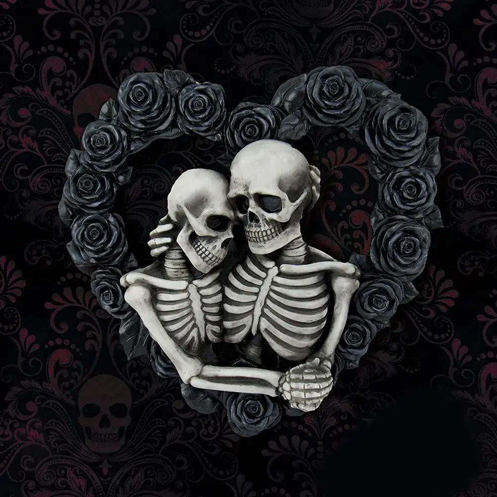 Скелеты пара. Скелет обнимает. Скелет обнимает девушку.