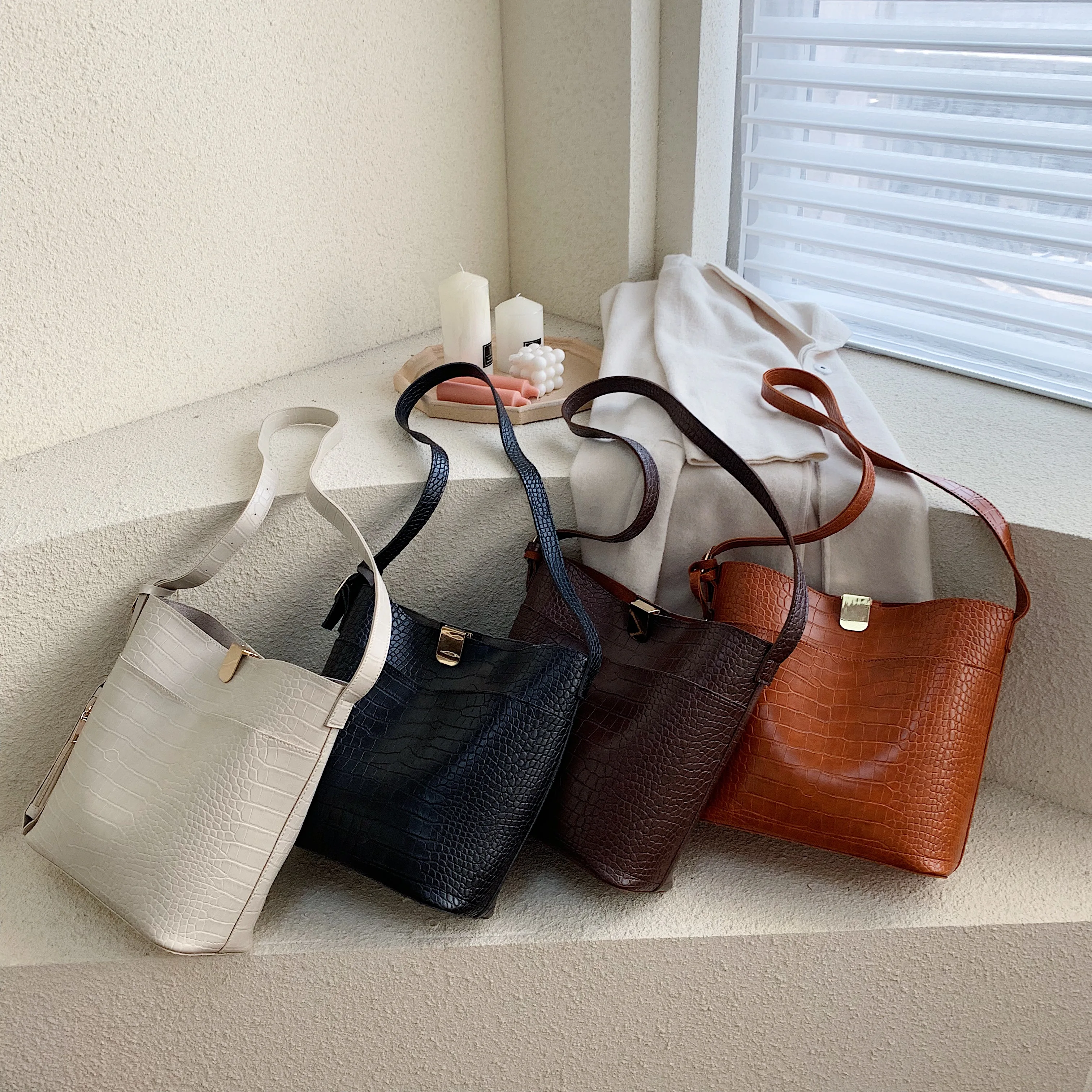 

New ladies PU leather handbags fashion designer black crocodile pattern wandering bag retro shoulder Messenger bag high quality