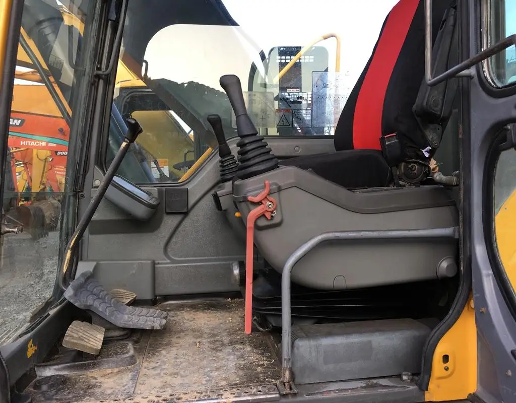 Подержанный японский экскаватор volvo EC210BLC 20t для продажи на площадке в