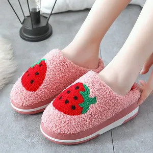 Женские пушистые тапочки на высоком каблуке; Зимняя теплая обувь на меху с милой клубничной мягкой подошвой; Домашние женские плюшевые шлепанцы; Zapatilla