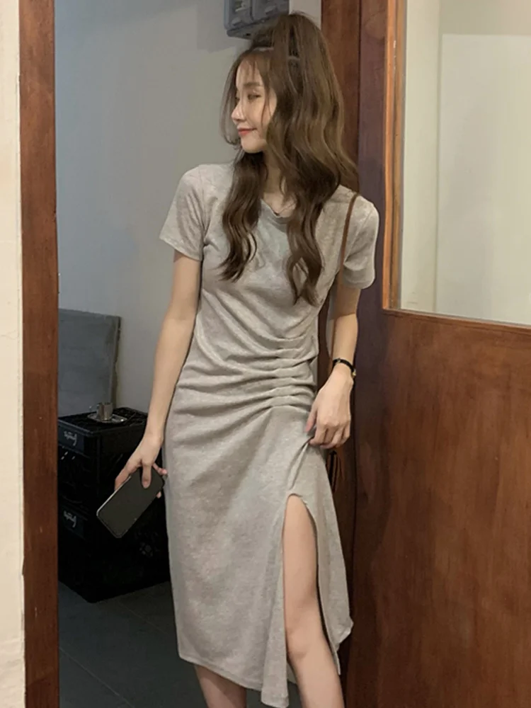 Однотонное женское платье черное платье-футболка летнее приталенное с разрезом