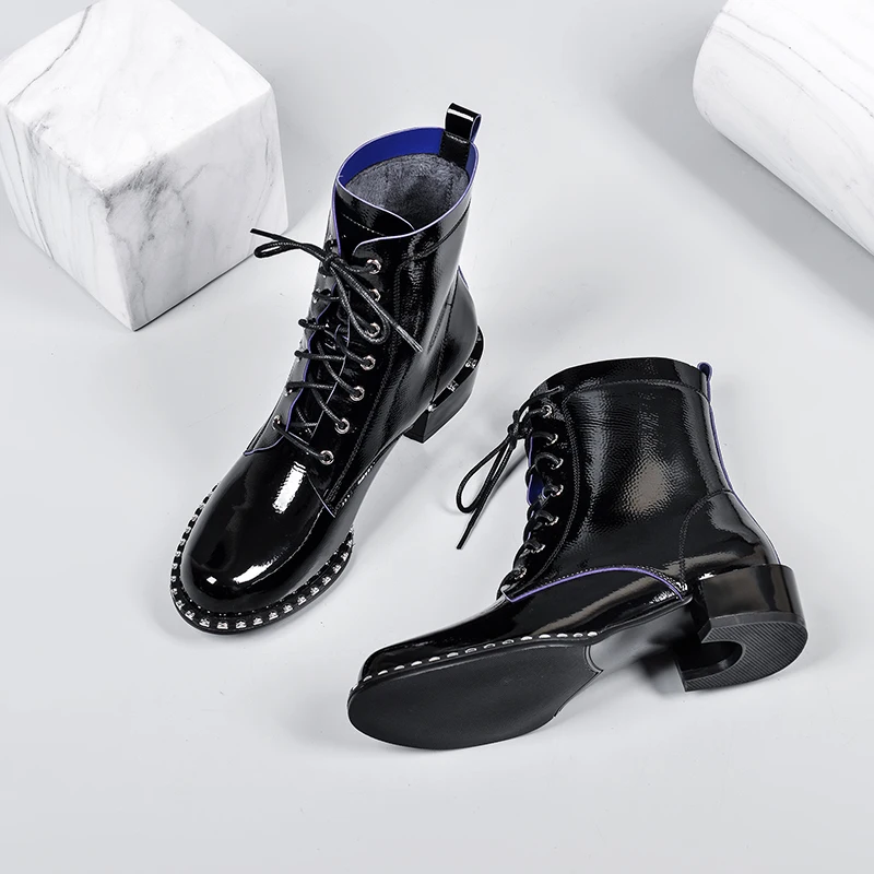 Женские зимние ботинки из натуральной кожи на шнуровке плоской подошве короткие