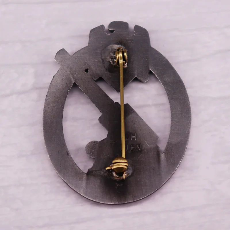 Эмалированные булавки с защитой от летательного оружия вермахта времен 2 мировой