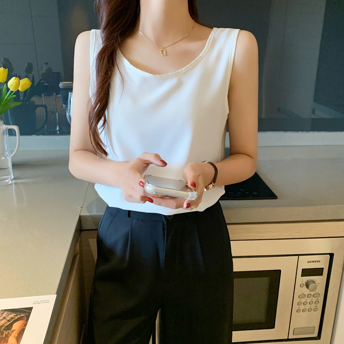 

2021 Summer New Women Tank Tops Camis Chiffon Top Ladies Sexy O-Neck Office White Loose Liner Top Elegant Sleeveless Vest