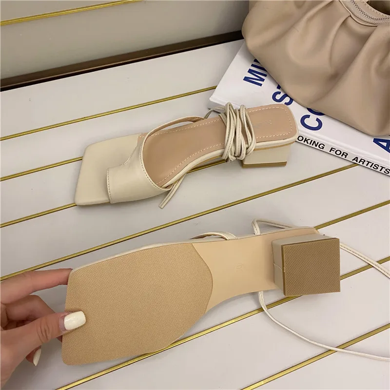 Модные женские сандалии с квадратным носком на низком каблуке брендовые