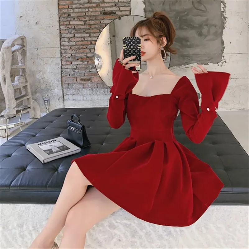 Женское мини платье с квадратным вырезом расклешенным рукавом и открытой