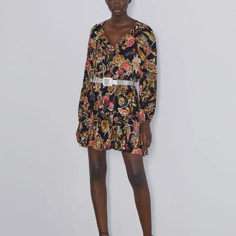 Женское мини платье с оборками круглым вырезом длинными рукавами и цветочным