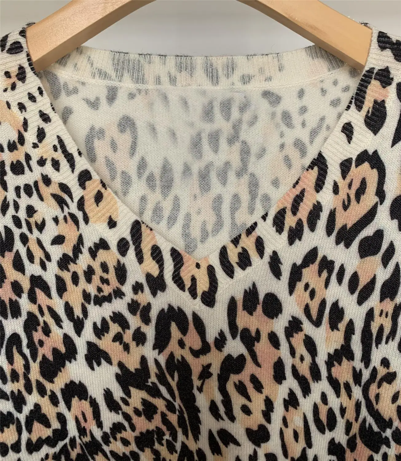 

Women Leopard Sweater 100% Cashmere Knitted V Neck Print Long Sleeve Loose Knitwear Ladies Pullover Top