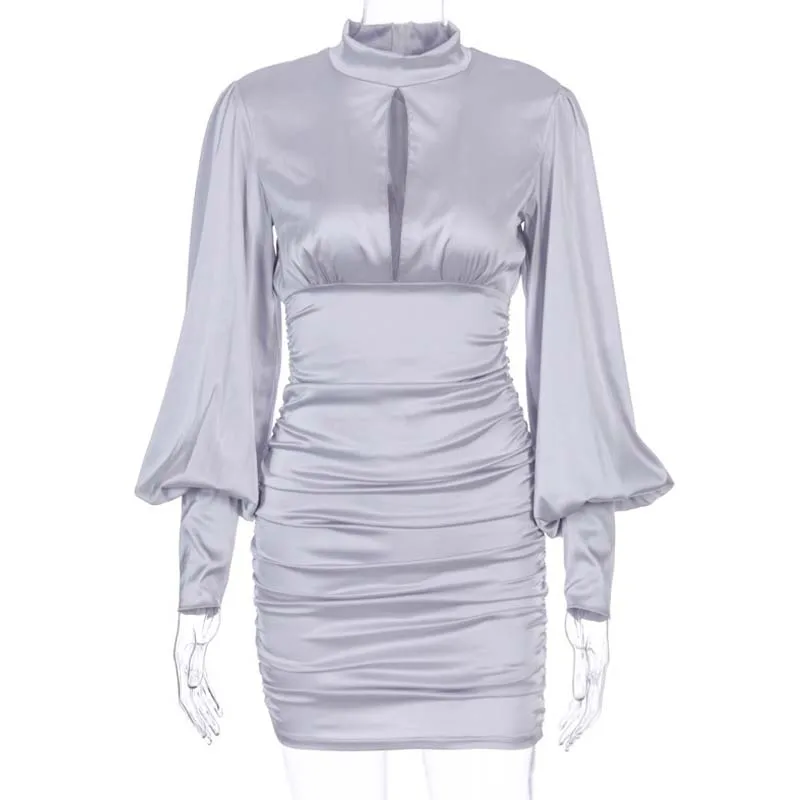 Женское платье с рукавами-фонариками и рюшами сатиновое высокой горловиной