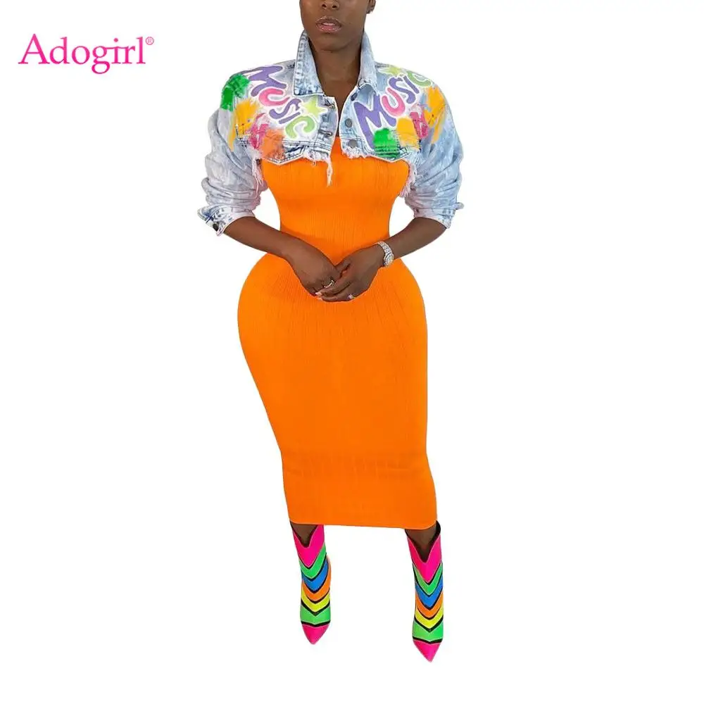 Женская джинсовая куртка с отложным воротником длинным рукавом и открытой