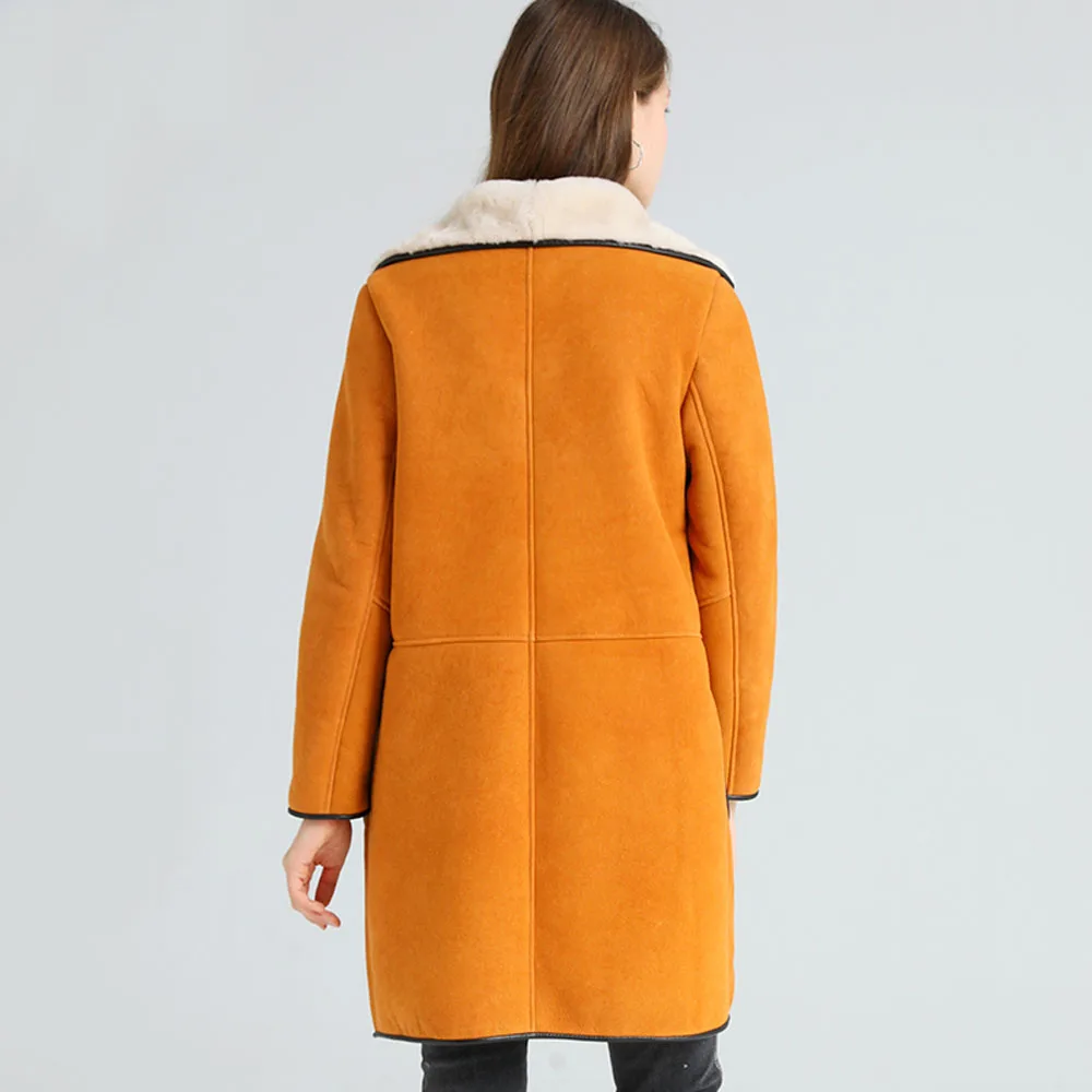 Женское повседневное пальто с натуральным мехом коричневое утепленное из мягкой