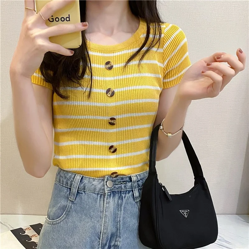 Suéter corto ajustado a rayas con botones para mujer, camiseta informal de manga corta con cuello redondo, camisetas amarillas