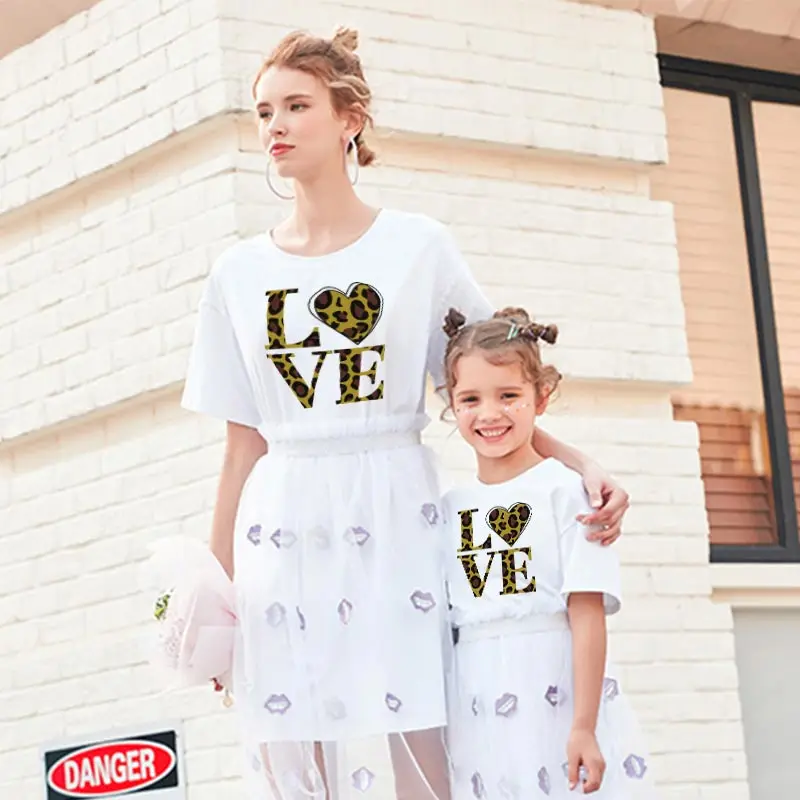

Летняя одежда для мамы и дочки, одежда для родителей и ребенка футболка с короткими рукавами модные топы с леопардовым принтом и буквенным п...