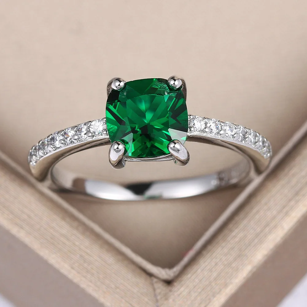 Женское кольцо с квадратным фианитом серебристое четырьмя закрепками зеленый и