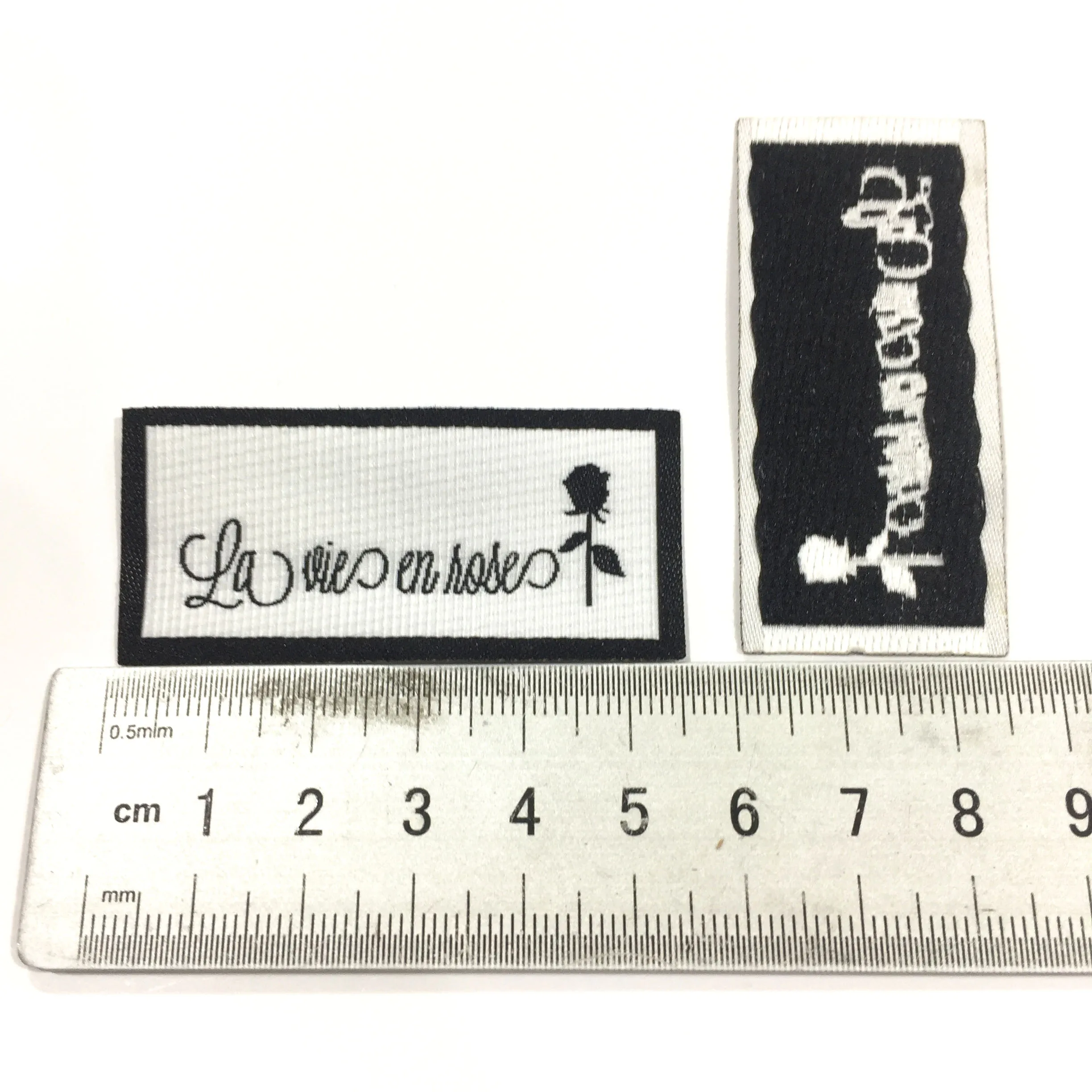 Тканые этикетки на одежду пользовательские брендовые логотипы для платья |