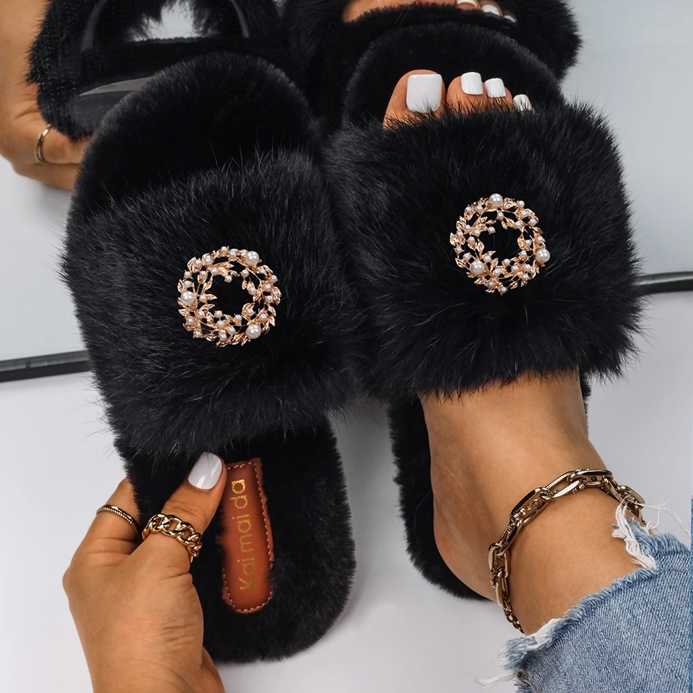 Women Fluffy Slides Faux Fur Flip Flops Pearl Wreath Indoor Slippers Designer Sandals Plush Slippers Luxury 2021 Winter Shoes