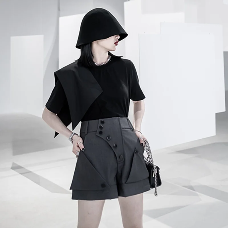 

[EAM] Women Black Irregular Button Spliced Wide Leg Shorts New High Waist Loose Fit Trousers Fashion Spring Summer 2021 1DE0093