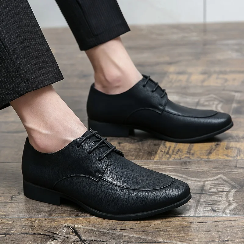 Повседневная обувь с черными носками.