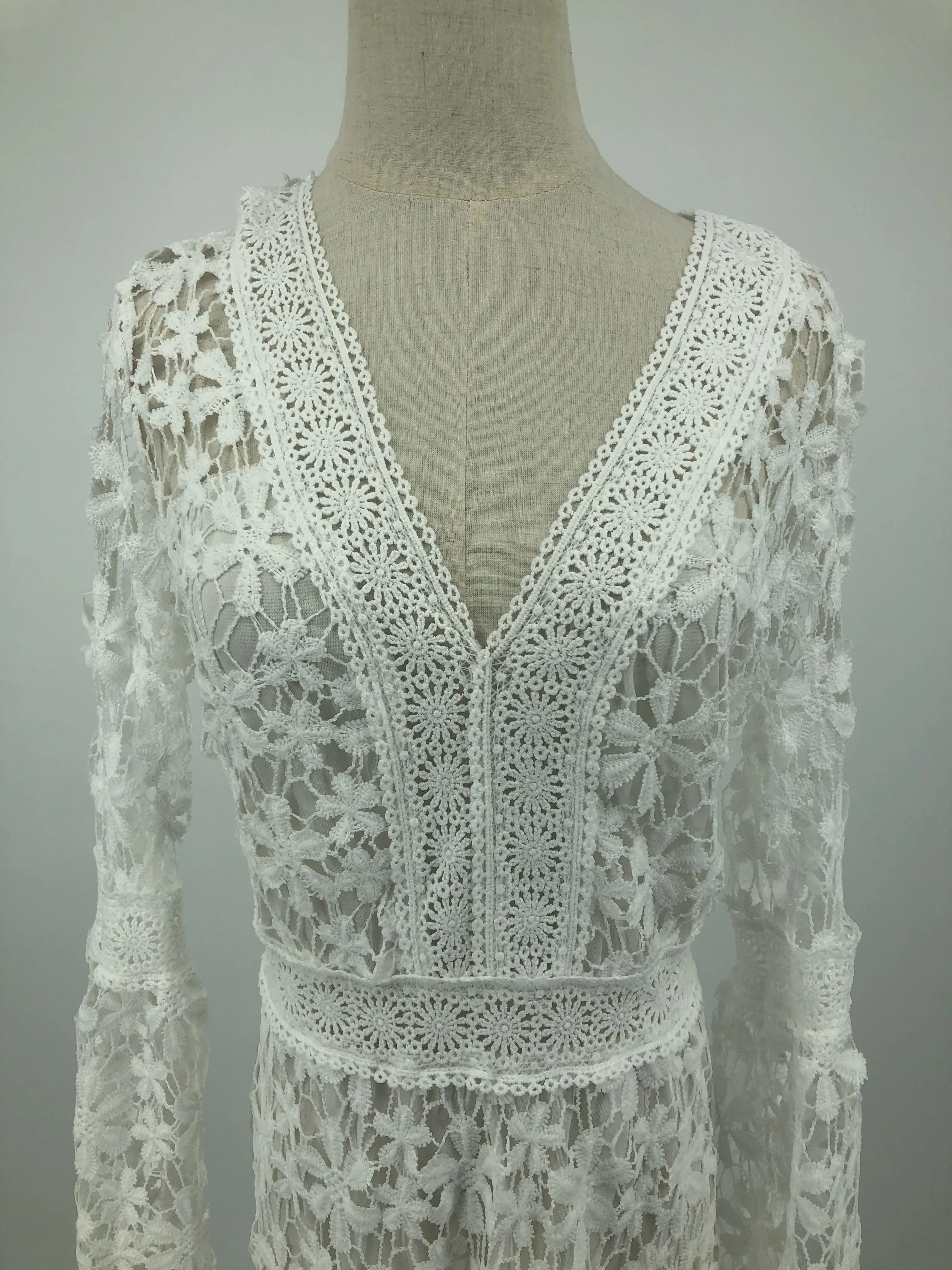 Платье женское кружевное с V-образным вырезом белое пикантное длинное вечернее