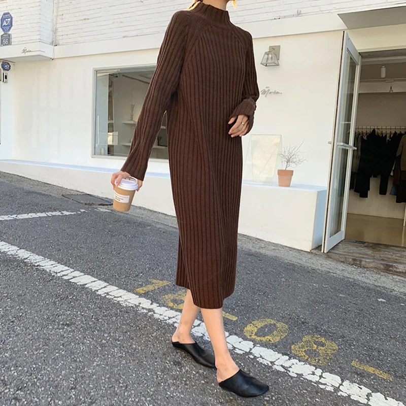 Женское трикотажное платье-свитер с высоким воротником и длинным рукавом |