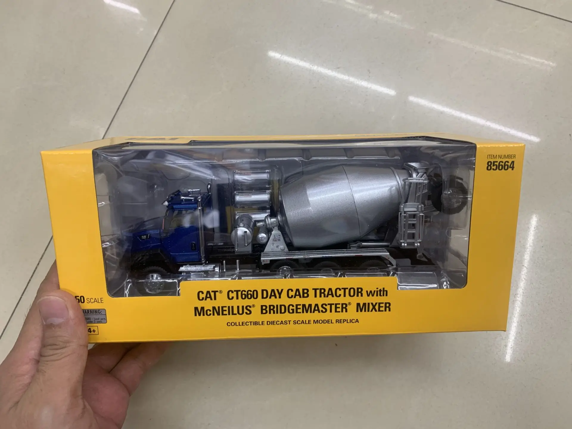 Кота CT660 кабина день трактор с Mcneilus Bridgemaster смеситель 1:50 весы по бренд DieCast Masters