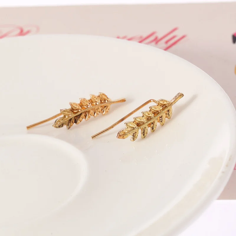 Серьги оптовой продажи 2020 года Простые листья дерева из сплава в форме U Уникальные аксессуары для ушей с характером для женщин.