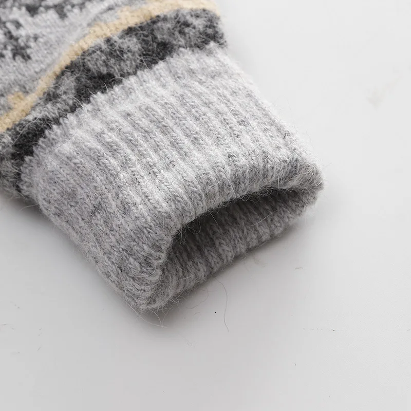 Женские вязаные перчатки зимние теплые с нежным рисунком ветрозащитные варежки