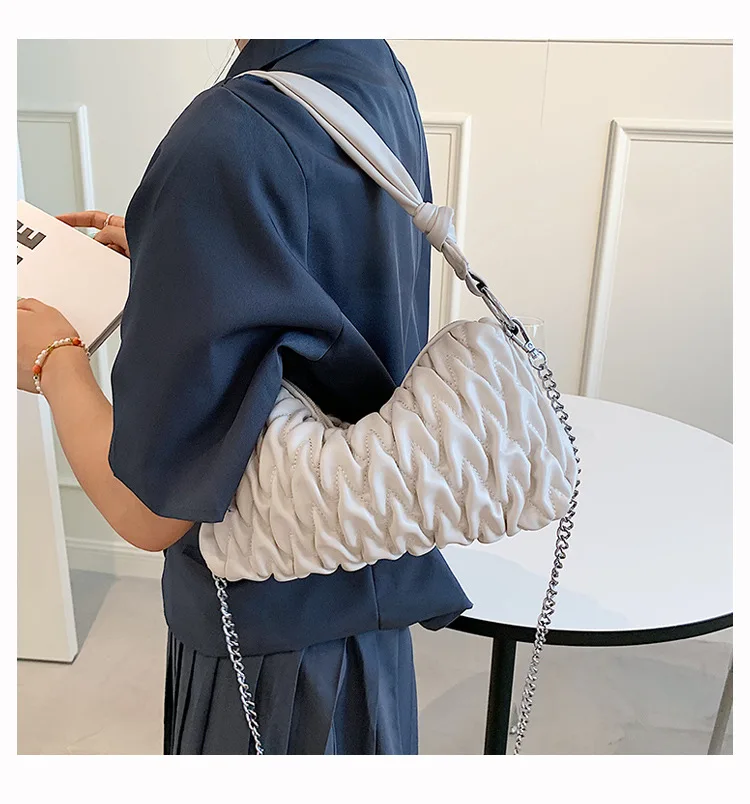 

Korean Causal Leisure Cloud Handbags For Women Ruched Hobos Chains Shoulder Purses Wrinkled Designer 2021 New Armpit Purses Sac