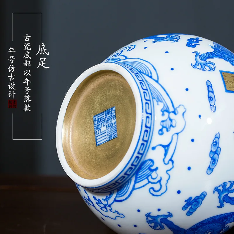 Антикварная дзиндечженьская голубая и белая керамическая ваза с изображением