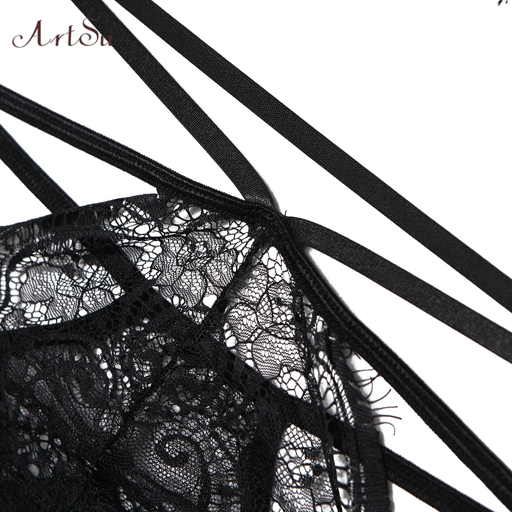 Комплект женского кружевного нижнего белья из бюстгальтера и