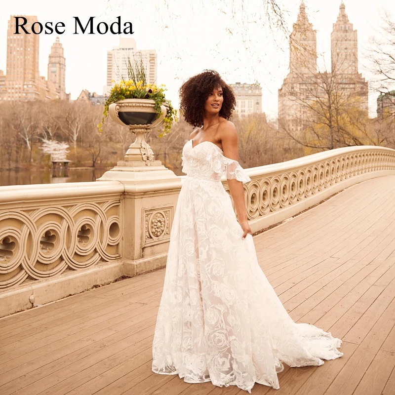 Розовое кружевное свадебное платье с открытыми плечами цвета слоновой кости