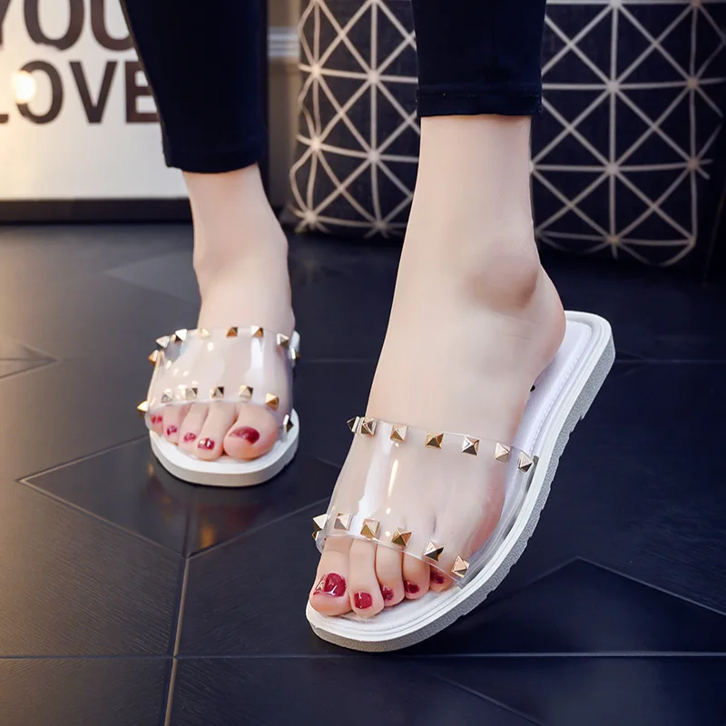 Женские летние прозрачные босоножки на низком каблуке с заклепками пляжные