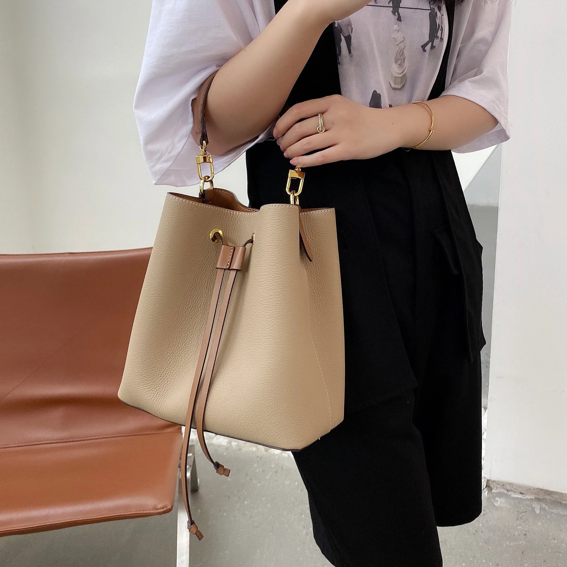 

Drawstring bucket bag Korean version large capacity bag 2021 New Single Shoulder Messenger Bag versatile leather bag for women