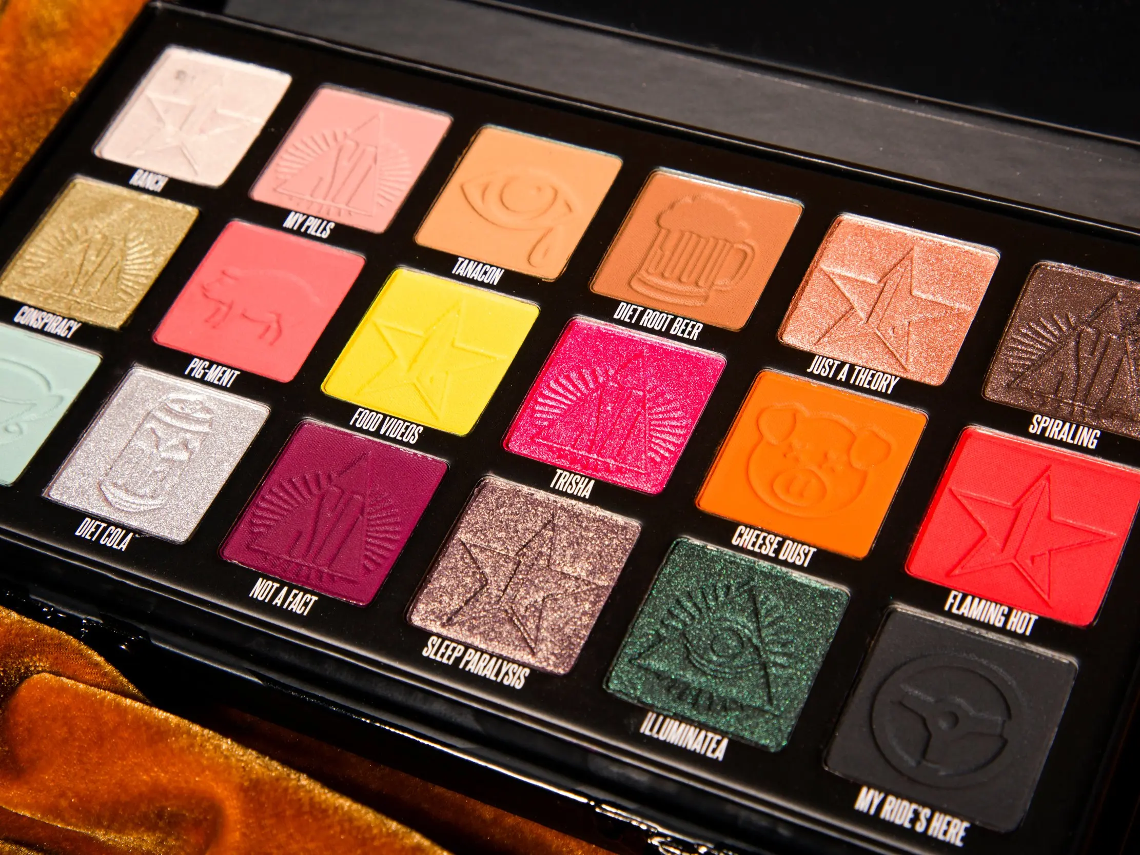 

18 Colors High Pigmented Makeup Palette Metallic and Shimmers Eyeshadow Sweatproof Waterproof Eye Shadows Eyeshadow Palette