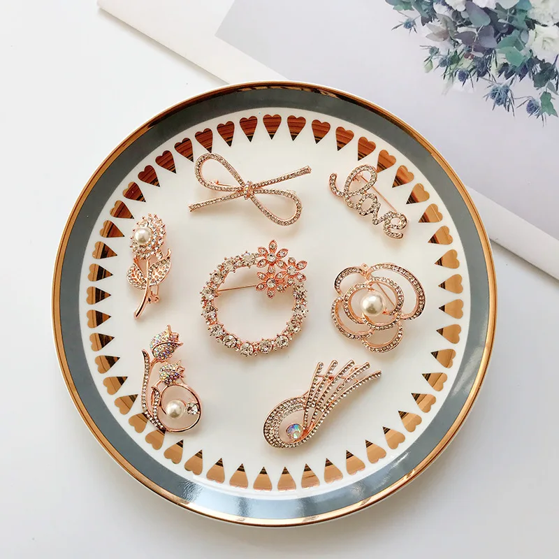 Брошь женская в форме цветка с искусственным жемчугом 1 шт. | Украшения и