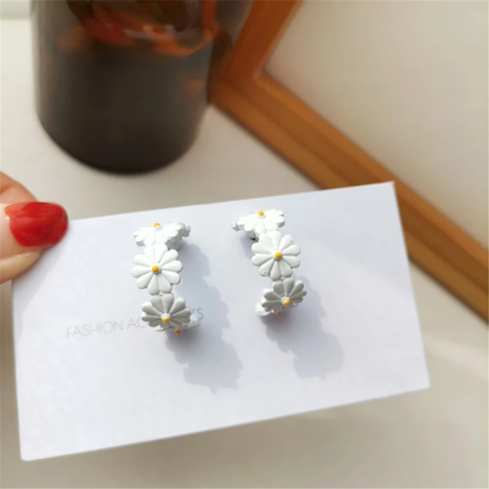

RUANME White Is Pure And Fresh And Little Daisy Earrings C Word Earrings 2021 New Female Party Gift