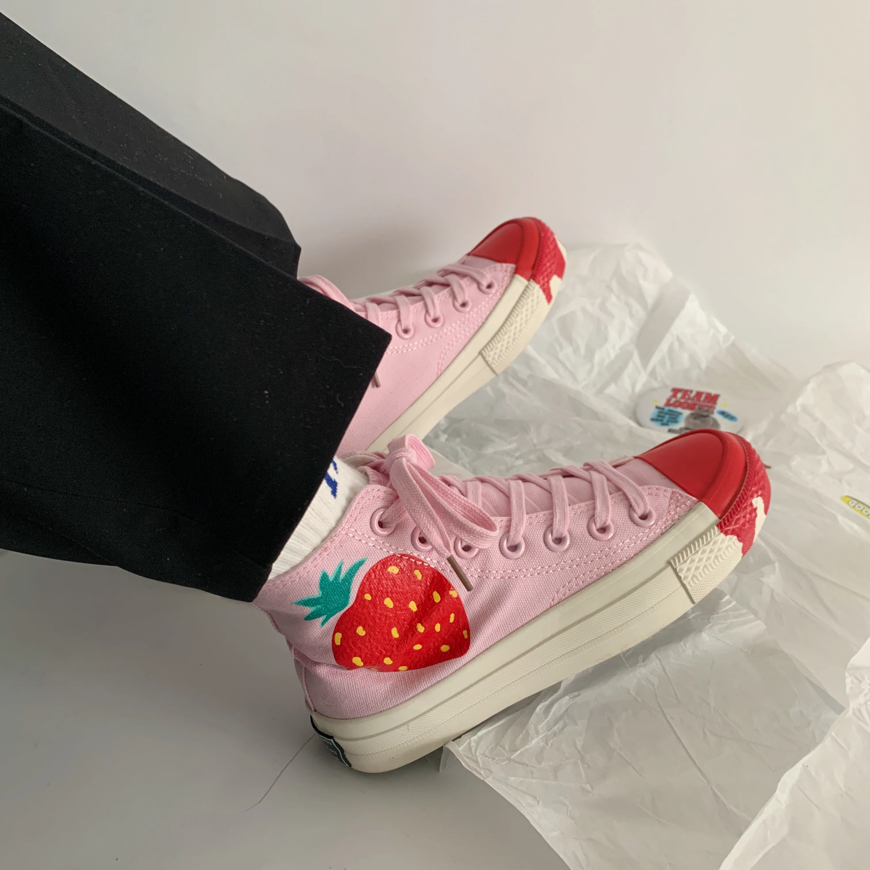 Женские кроссовки Милая повседневная обувь для девочек с розовой клубничкой