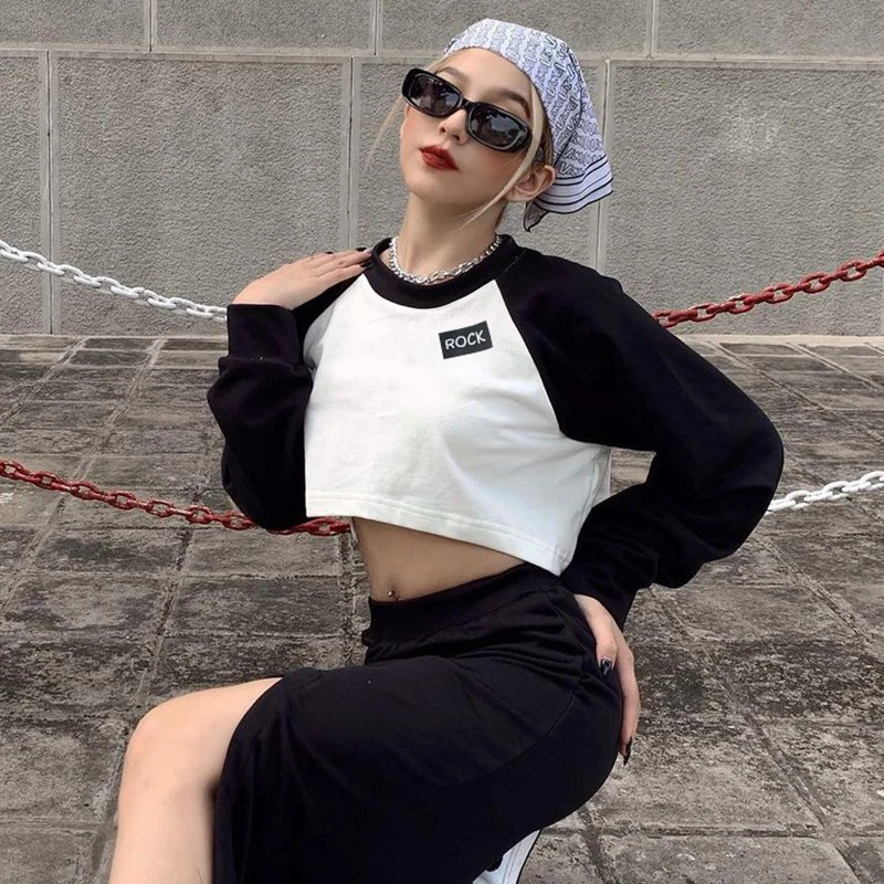 

Женская Повседневная футболка с длинным рукавом, модный топ контрастных цветов с надписью и круглым вырезом, открытым пупком, 2021