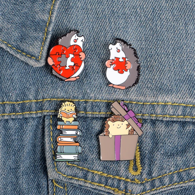

Cute Christmas Animals Hedgehog Love Brooch Enamel Pins Metal Broches for Men Women Badge Pines Metalicos Brosche Accessories