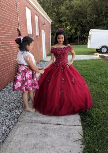 

Stunning Burgundy off shoulder Quinceanera dresses With Short Sleeves Tulle Applique Beads Sequins Ball Gown Prom Sweet 16 Dress